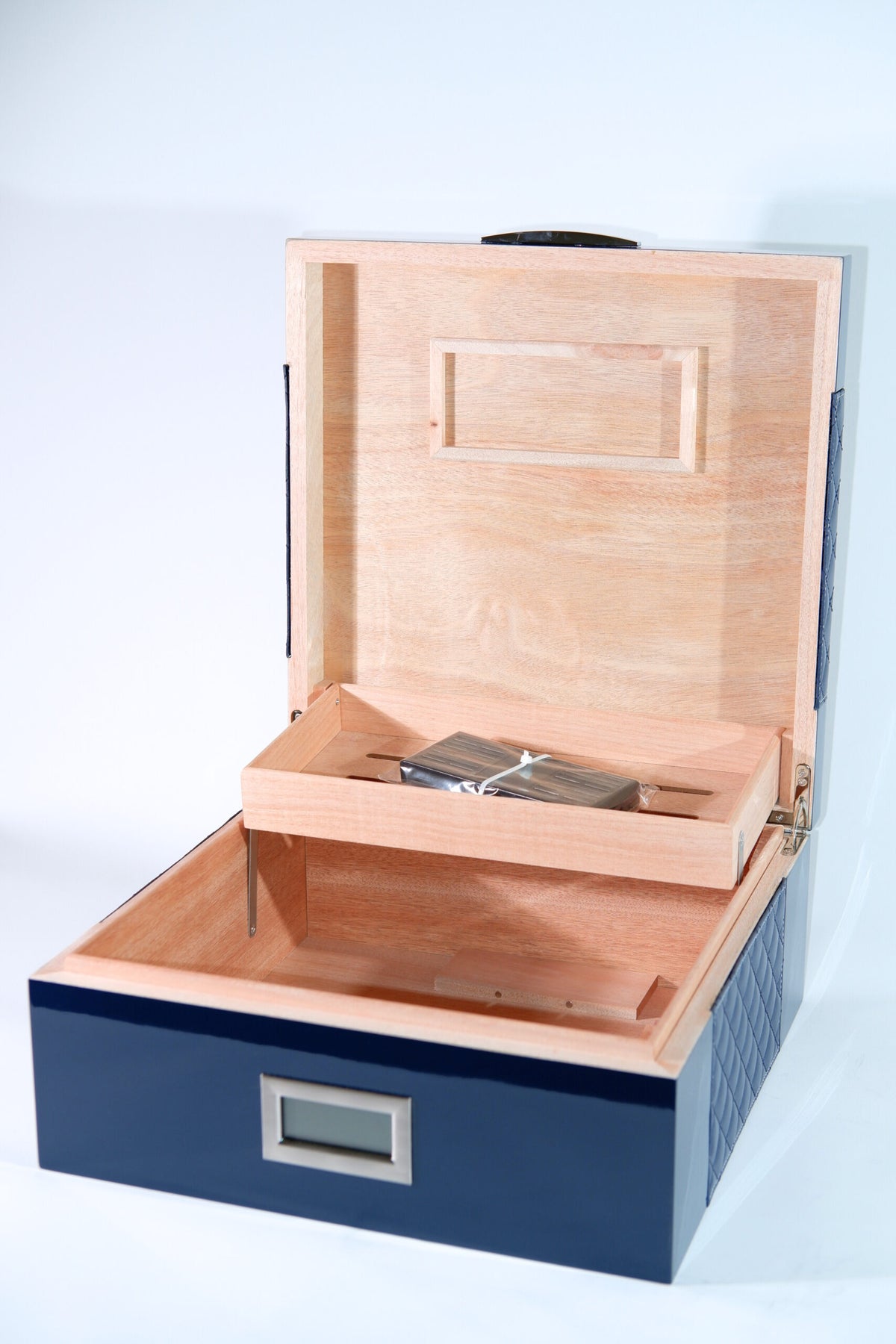 Parmida Mavi Deri Geçişli Sedir Ağacı Nemlendirici Humidor PHUM0219 – yakından görünüm