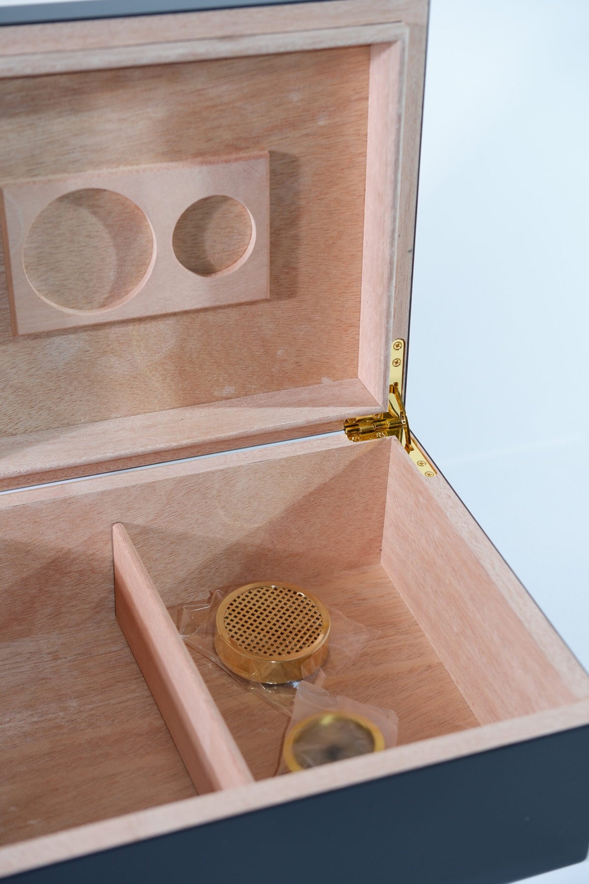 Cohiba Sarı-Siyah Sedir Ağacı Nemlendirici Humidor CHUM046 – yakından görünüm