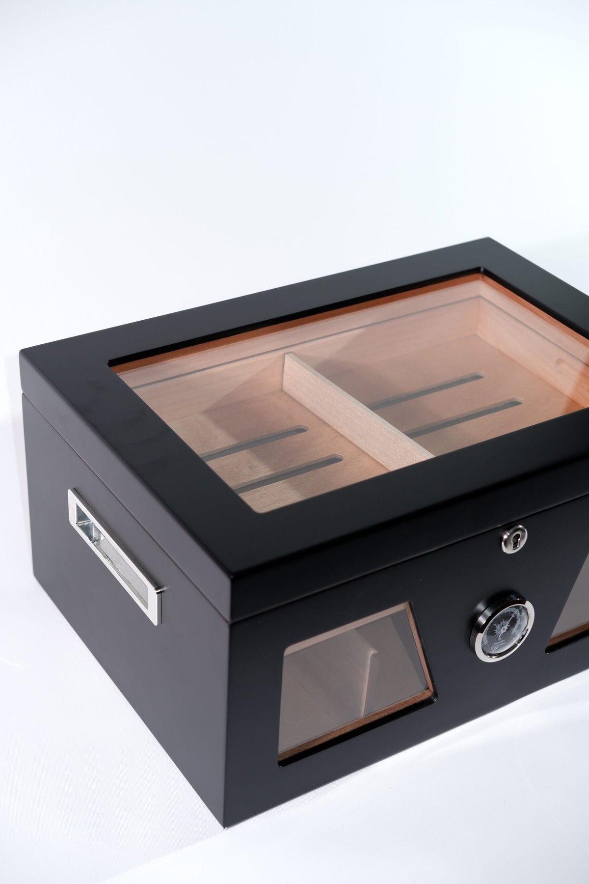 Parmida Parlak Siyah Raflı Sedir Ağacı Nemlendirici Humidor PHUM0227 – genel görünüm