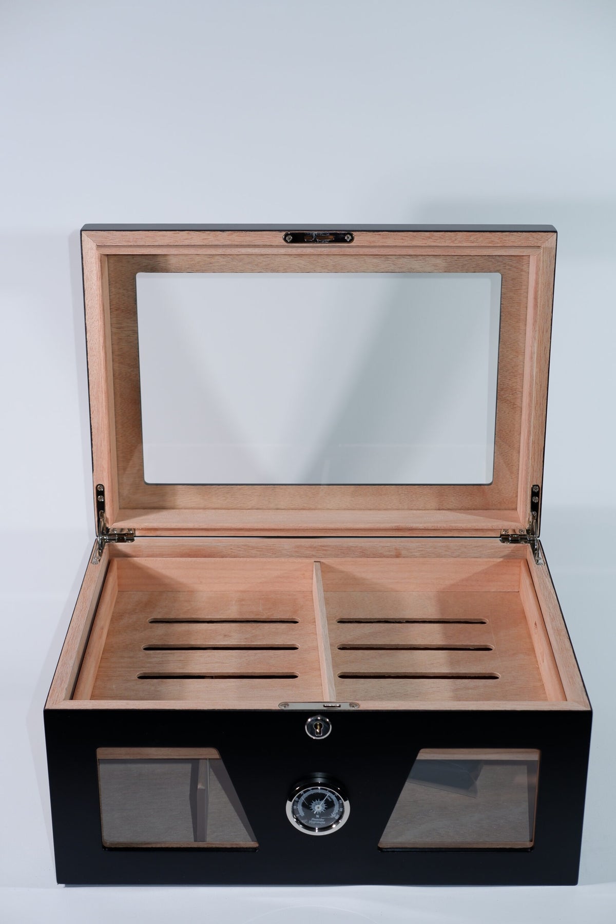 Parmida Parlak Siyah Raflı Sedir Ağacı Nemlendirici Humidor PHUM0227 – detay görünümü