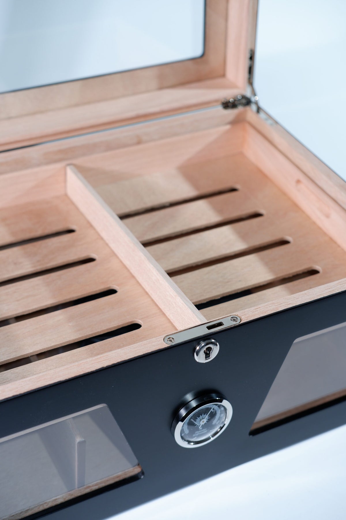 Parmida Parlak Siyah Raflı Sedir Ağacı Nemlendirici Humidor PHUM0227 – yakından görünüm