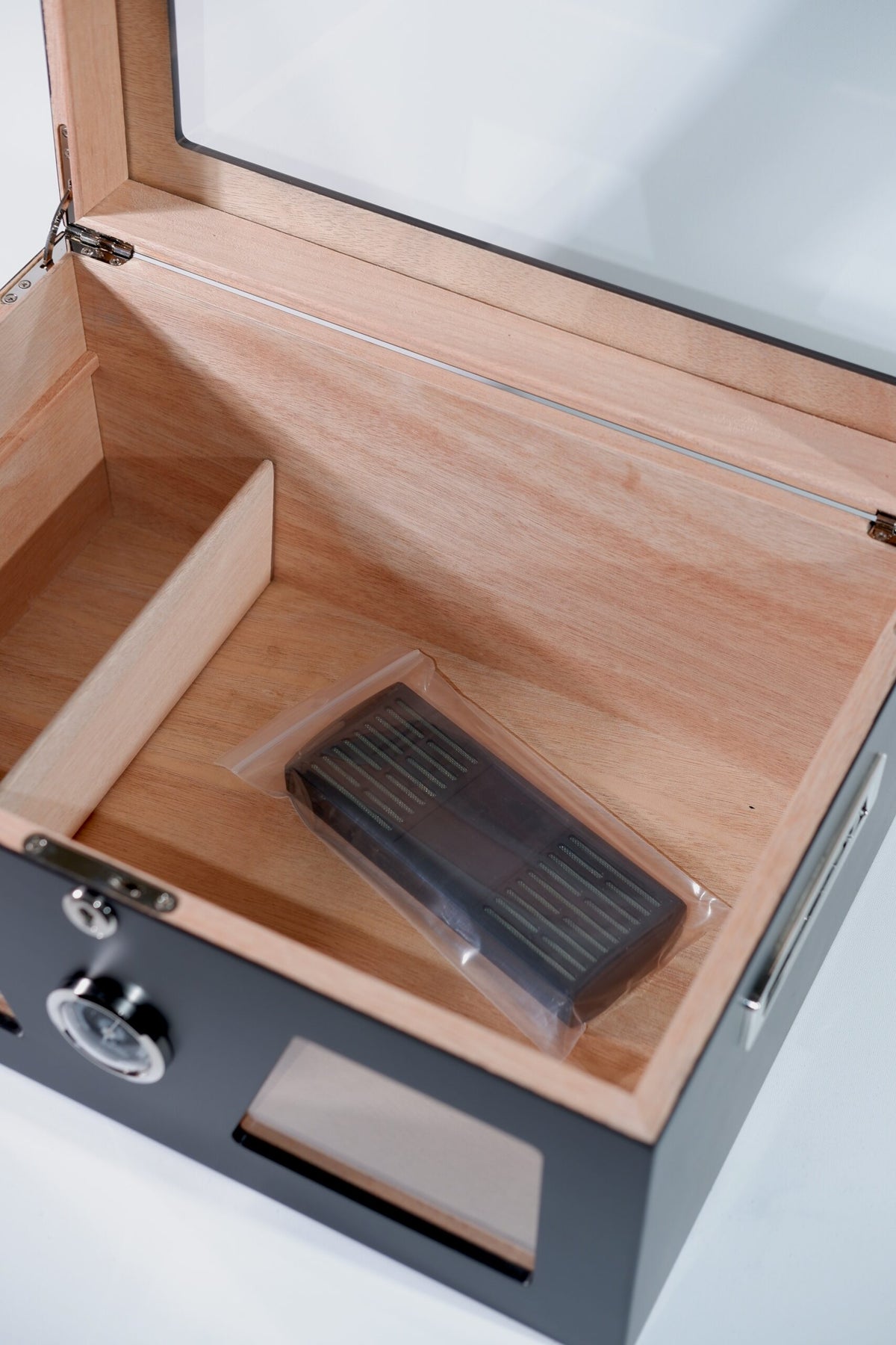 Parmida Parlak Siyah Raflı Sedir Ağacı Nemlendirici Humidor PHUM0227 – yan görünüm
