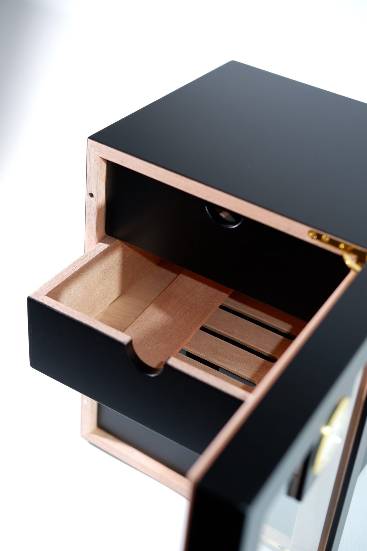 Parmida Siyah 4 Raflı İspanyol Sedir Ağacı Nemlendirici Humidor PHUM0210 – yan görünüm