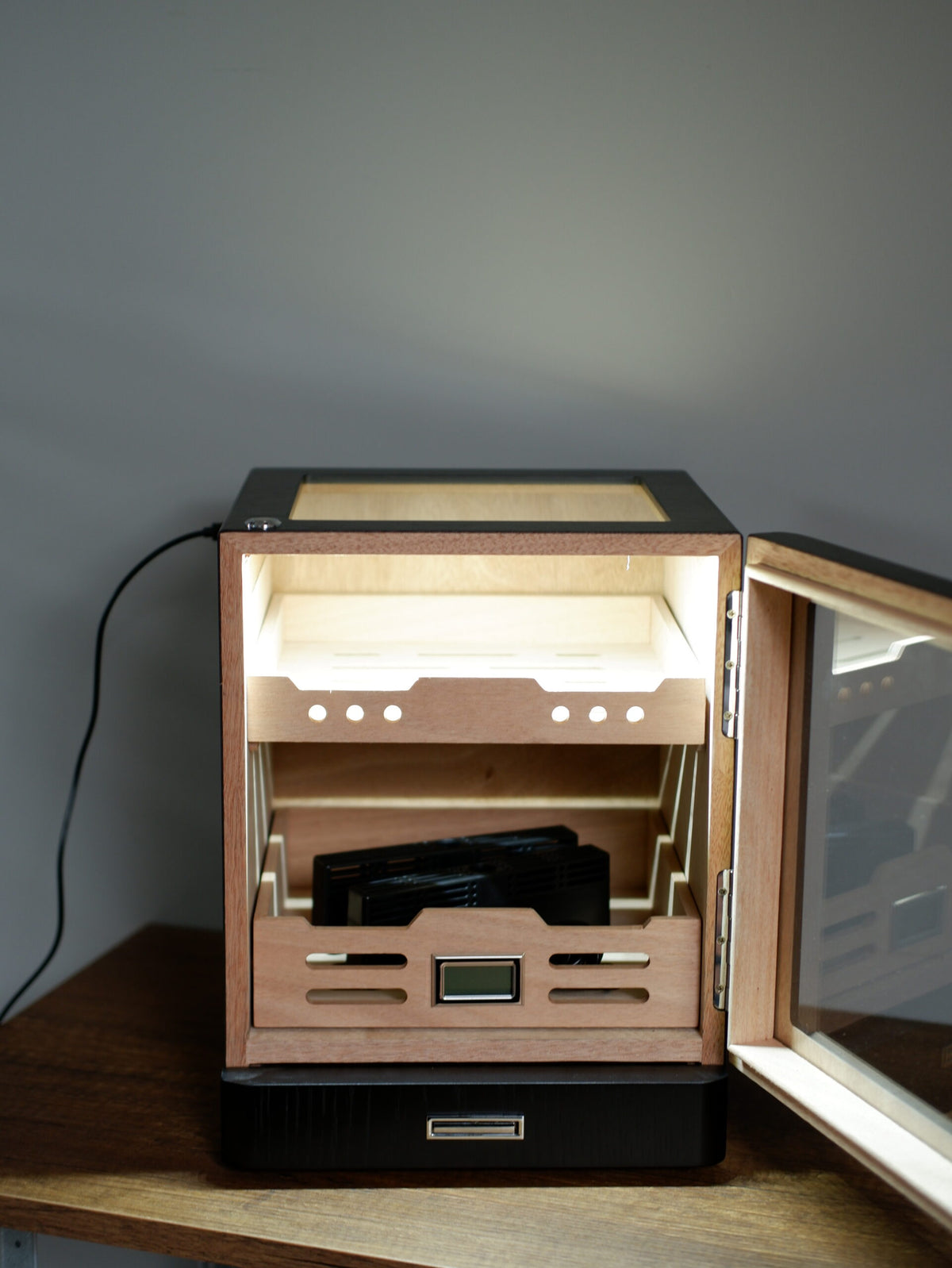Parmida Siyah Aksesuar Çekmeceli Camlı İçi Ledli Humidor Puro Kutusu Phum0258 – genel görünüm