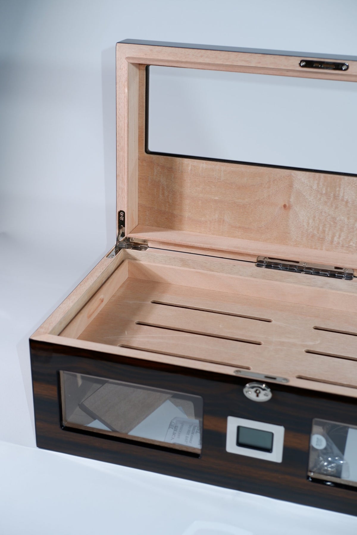 Parmida Parlak Ahşap Raflı Sedir Ağacı Nemlendirici Humidor PHUM0221 – yan görünüm