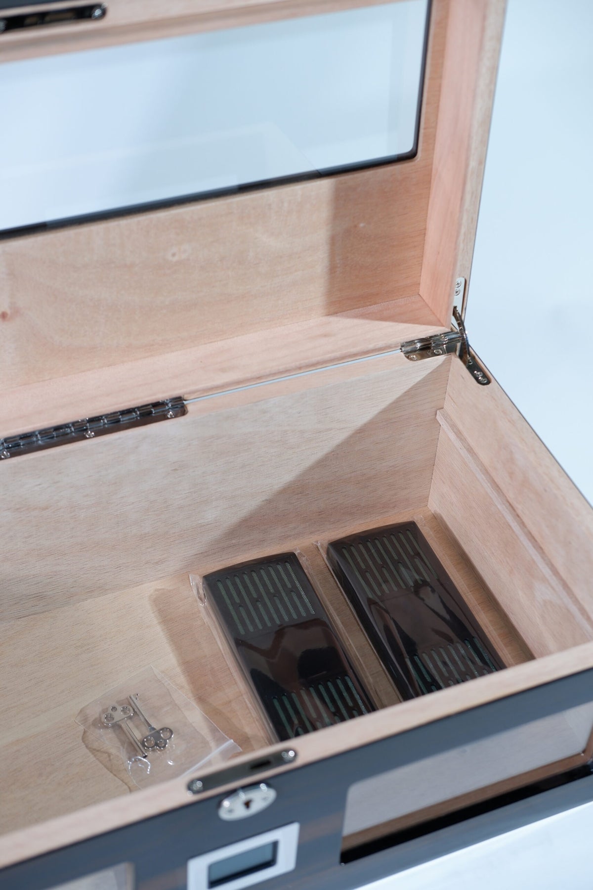 Parmida Parlak Ahşap Raflı Sedir Ağacı Nemlendirici Humidor PHUM0221 – genel görünüm