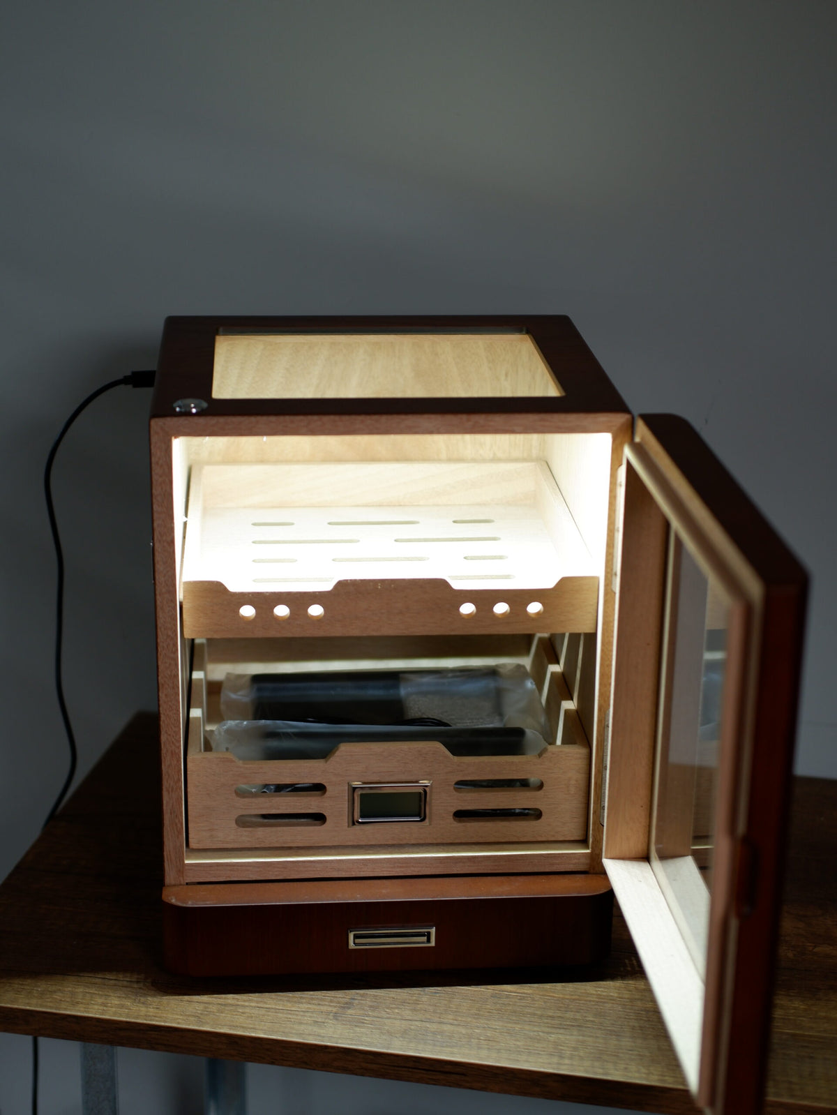 Parmida Kahverengi Aksesuar Çekmeceli Camlı İçi Ledli Humidor Puro Kutusu Phum0256 – ürün detayı
