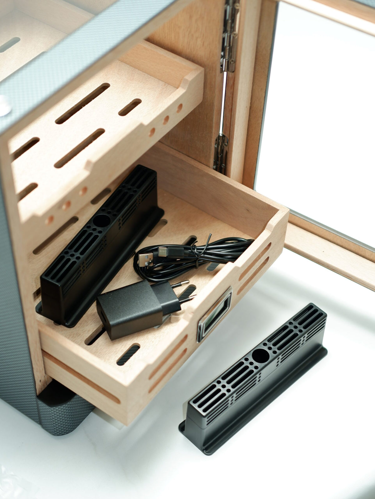 Parmida Karbon Aksesuar Çekmeceli Camlı İçi Ledli Humidor Puro Kutusu Phum0257 – yan görünüm