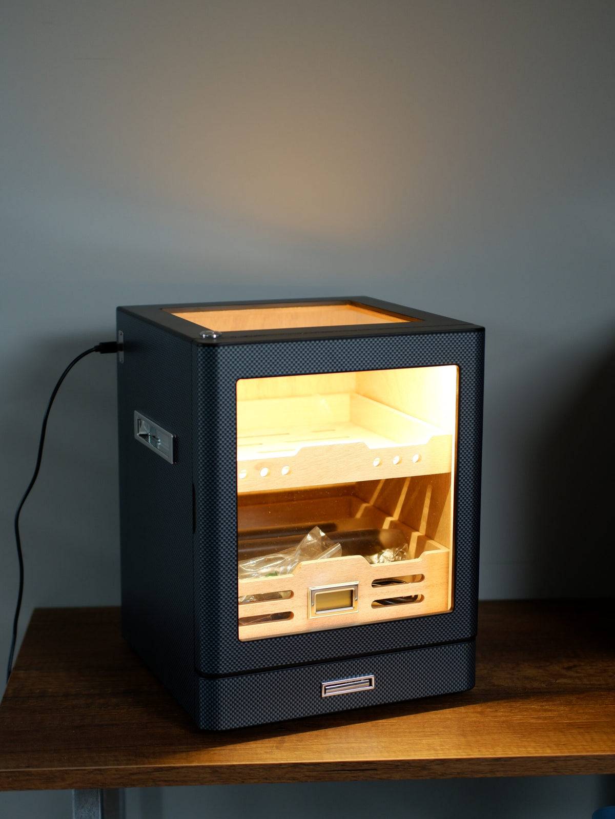Parmida Karbon Aksesuar Çekmeceli Camlı İçi Ledli Humidor Puro Kutusu Phum0257 – genel görünüm