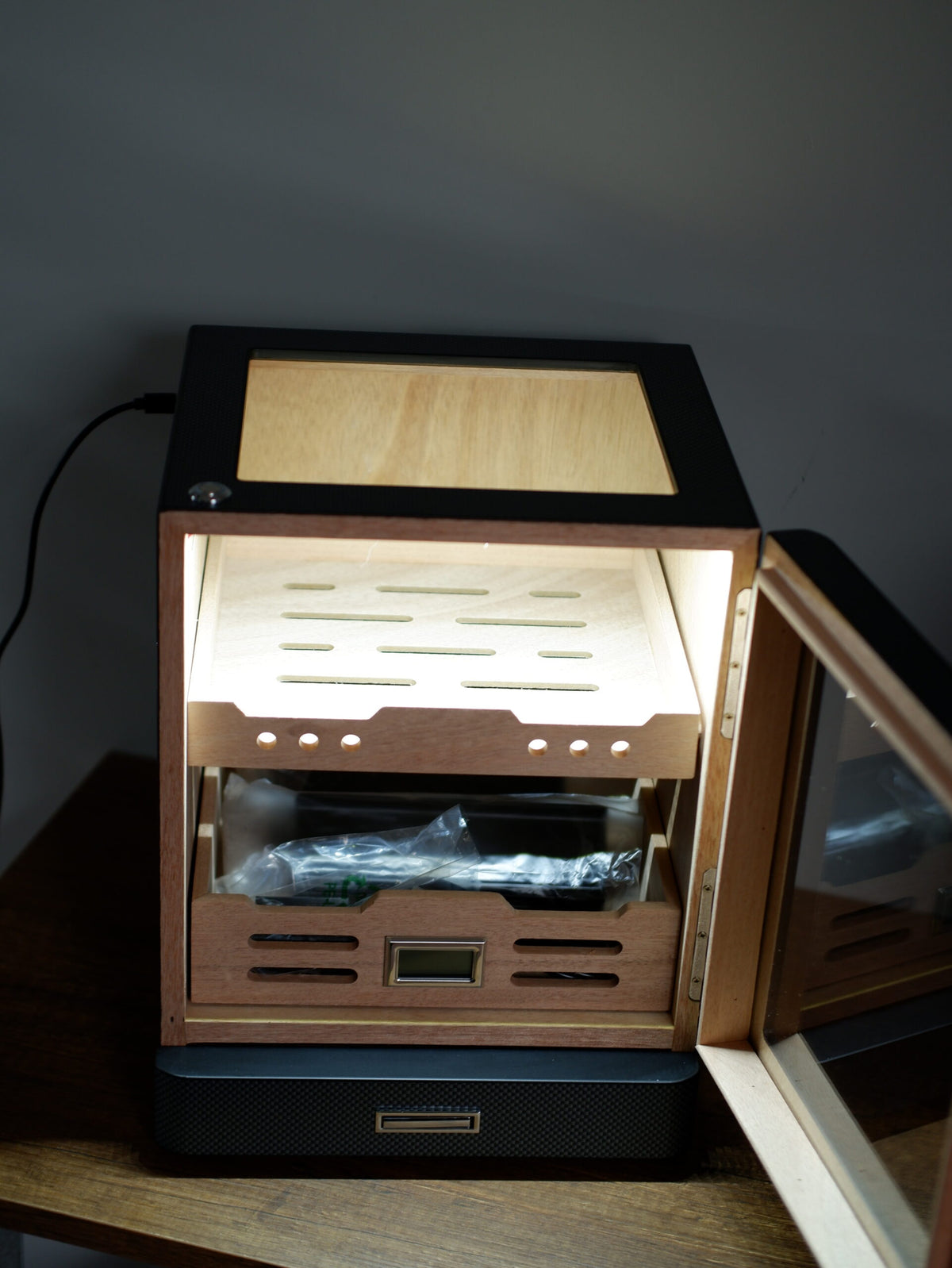 Parmida Karbon Aksesuar Çekmeceli Camlı İçi Ledli Humidor Puro Kutusu Phum0257 – ürün detayı