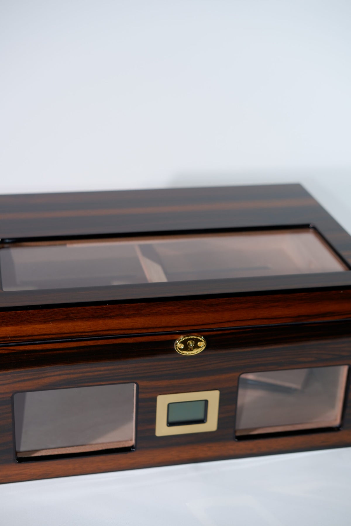 Parmida Parlak Ahşap Raflı Sedir Ağacı Nemlendirici Humidor PHUM0143 PHUM0224 – yakından görünüm