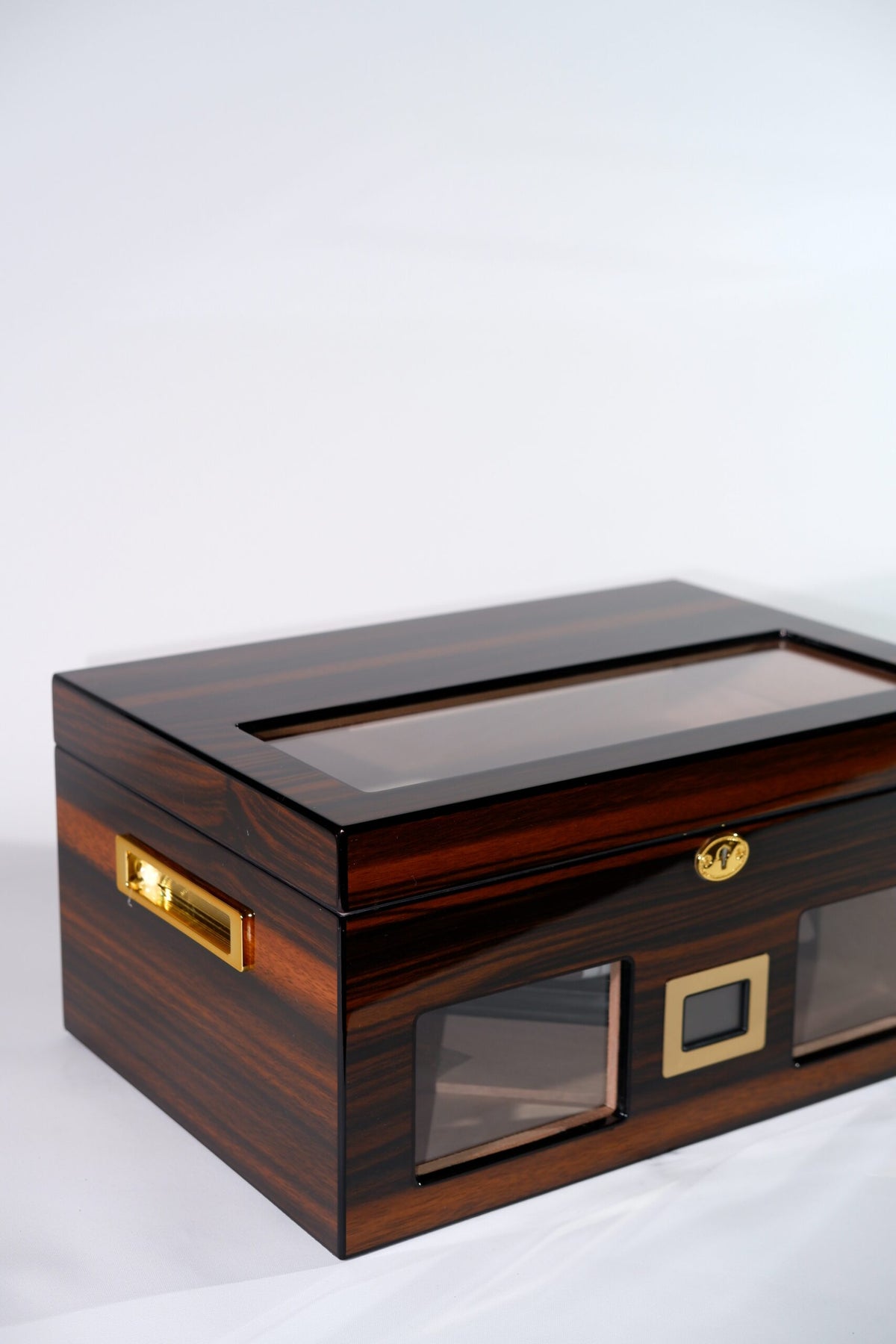 Parmida Parlak Ahşap Raflı Sedir Ağacı Nemlendirici Humidor PHUM0143 PHUM0224 – farklı açıdan görünüm