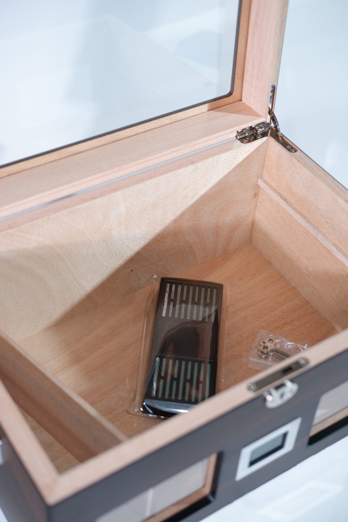 Parmida Ahşap Kahverengi Raflı Sedir Ağacı Nemlendirici Humidor PHUM0226 – yan görünüm