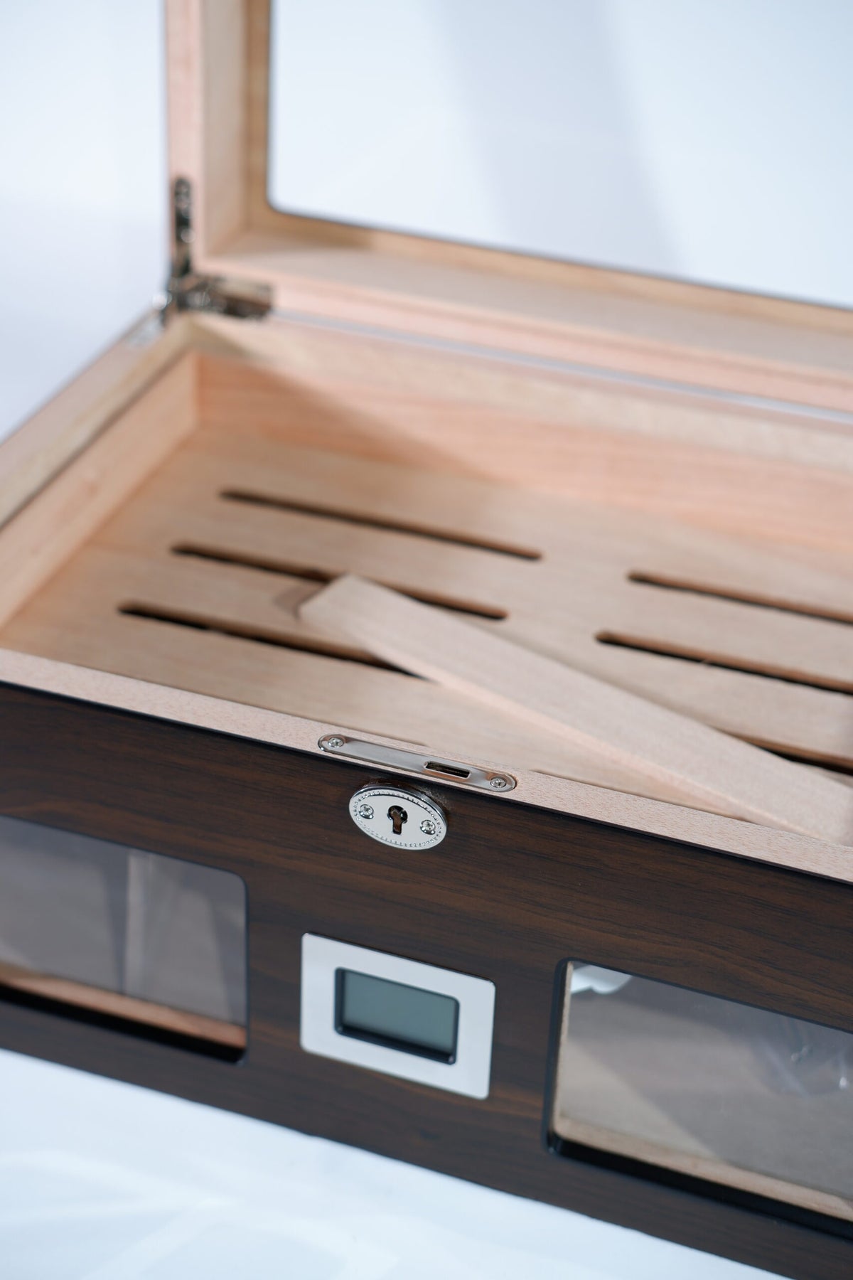 Parmida Ahşap Kahverengi Raflı Sedir Ağacı Nemlendirici Humidor PHUM0226 – yakından görünüm
