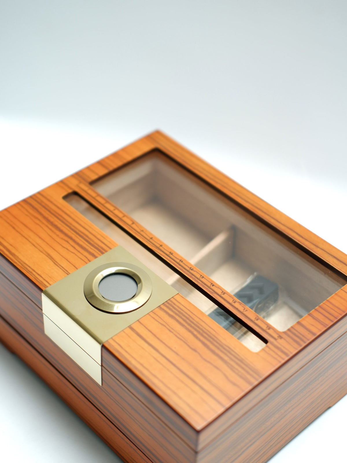 Parmida Kahverengi Humidor Puro Saklama Kutusu Puro Boyut Ölçüm Yüzeyli PHUM0271 – yan görünüm