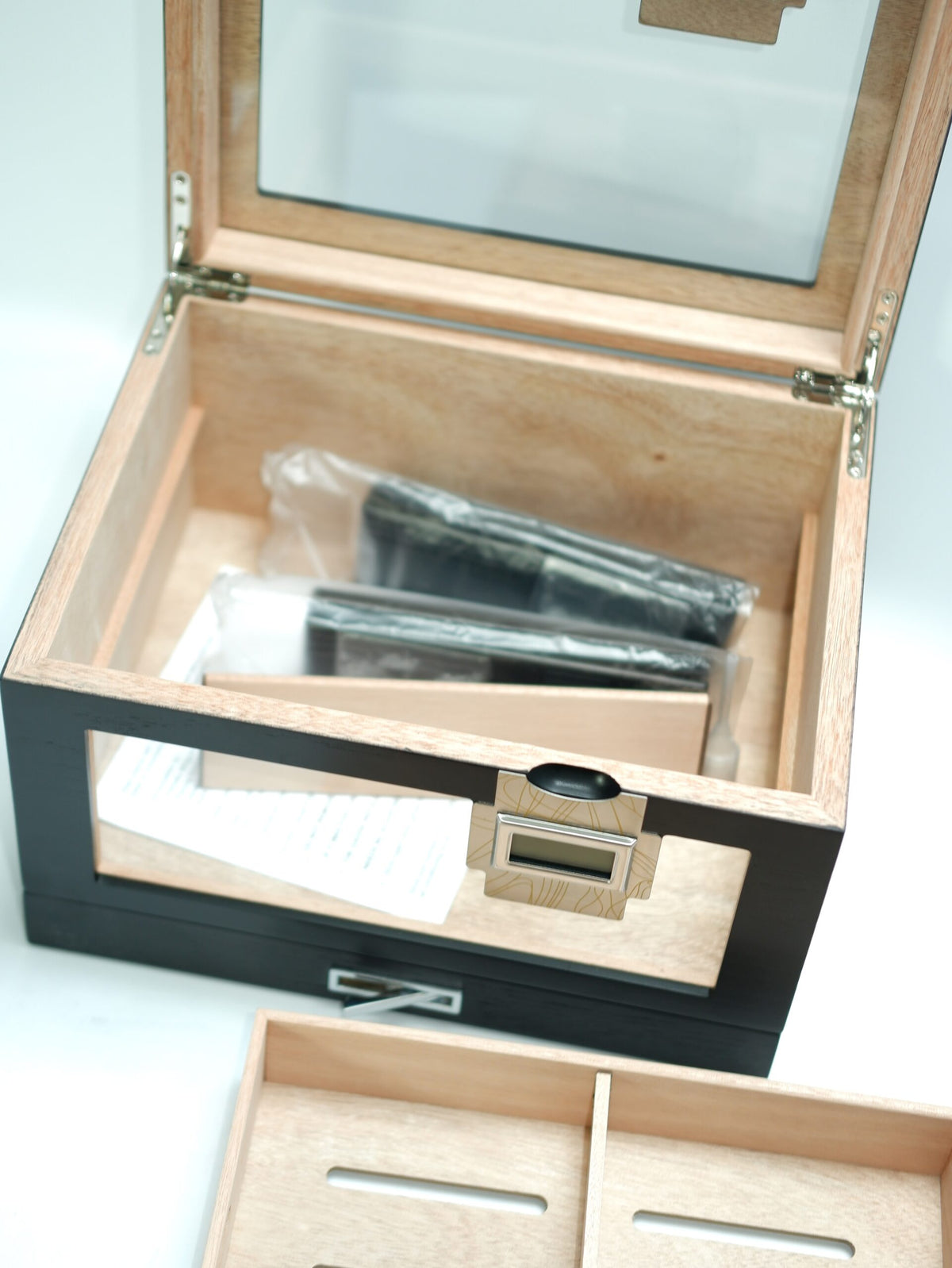 Parmida Siyah Humidor Puro Saklama Kutusu Çift Nem Ölçer PHUM0270 – yan görünüm