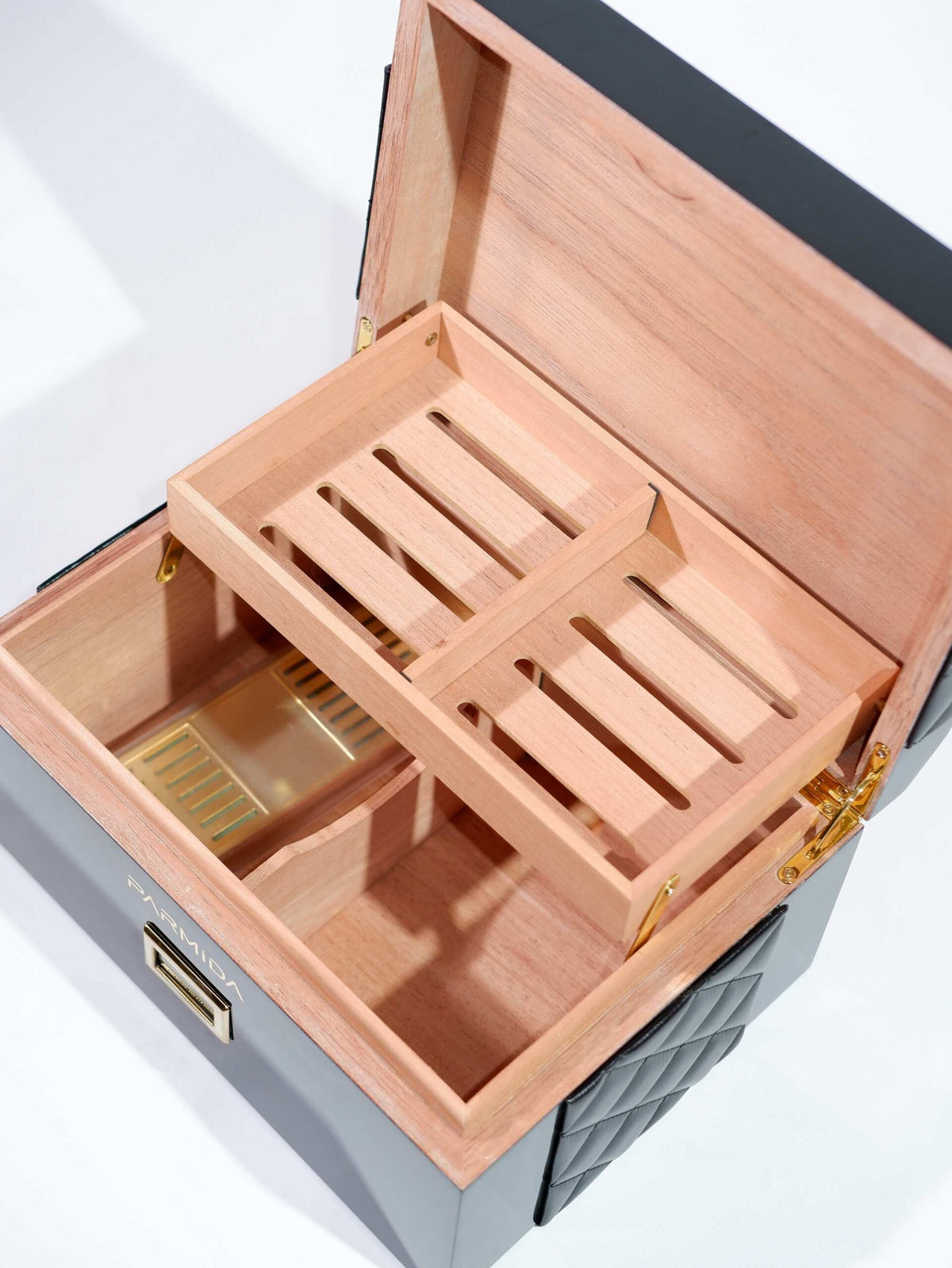 Parmida Siyah Deri Geçişli Raflı Sedir Ağacı Nemlendirici Humidor PHUM0237 – yakından görünüm