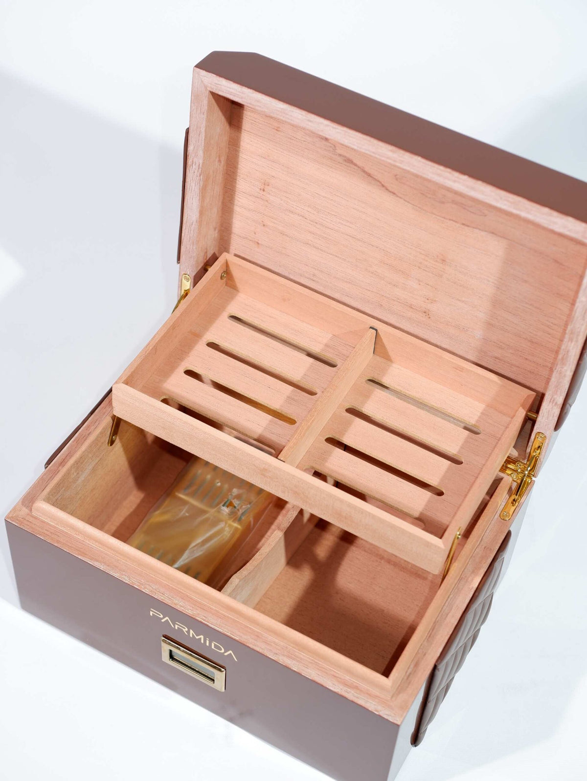Parmida Kahverengi Deri Geçişli Raflı Sedir Ağacı Nemlendirici Humidor PHUM0238 – yakından görünüm