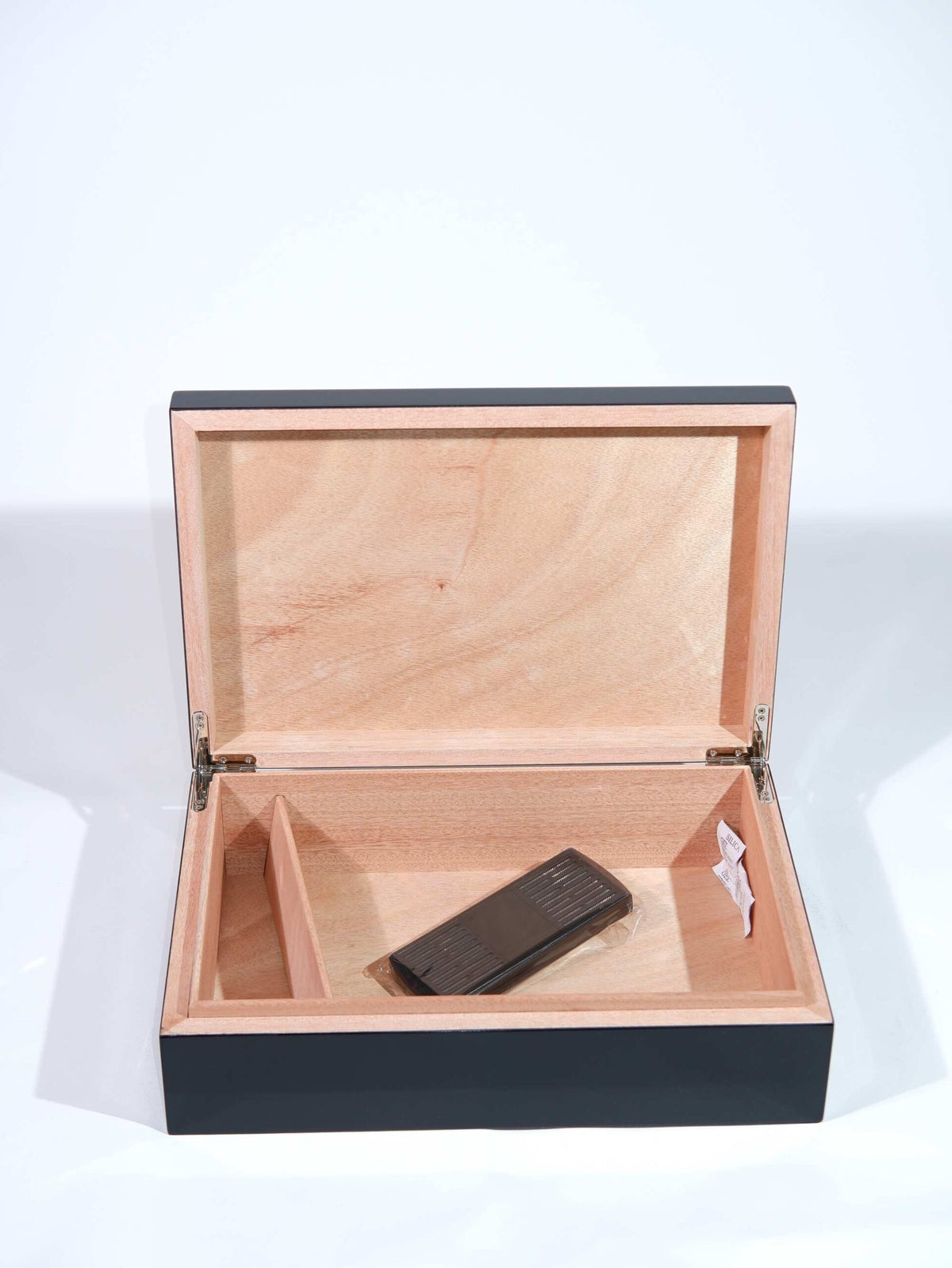Parmida Siyah Dünya Haritası Desenli Sedir Ağacı Nemlendirici Humidor PHUM0217 – detay görünümü