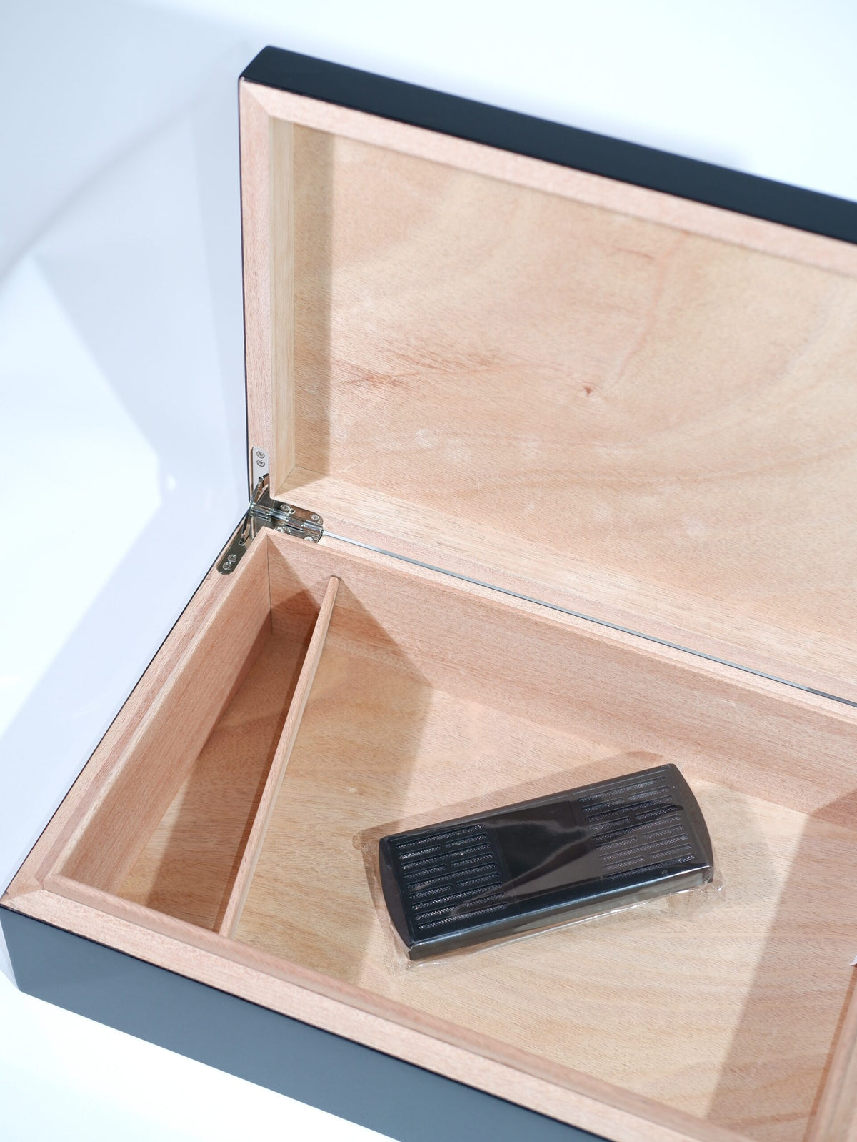 Parmida Siyah Dünya Haritası Desenli Sedir Ağacı Nemlendirici Humidor PHUM0217 – yakından görünüm