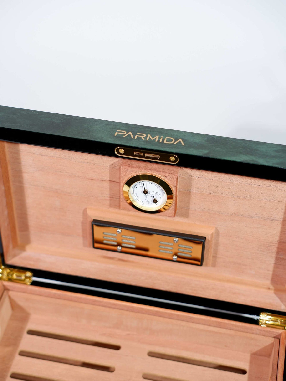 Parmida Renkli Çizgi Geçişli Raflı Sedir Ağacı Nemlendirici Humidor PHUM0240 – yakından görünüm