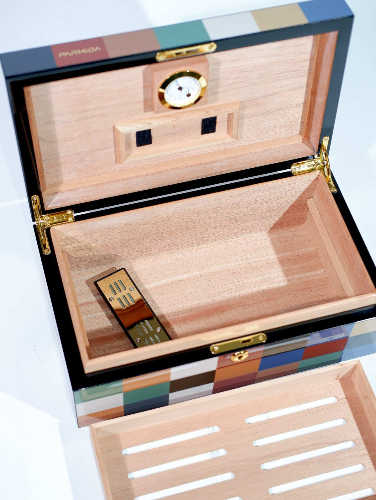 Parmida Renkli Kare Geçişli Raflı Sedir Ağacı Nemlendirici Humidor PHUM0239 – yan görünüm