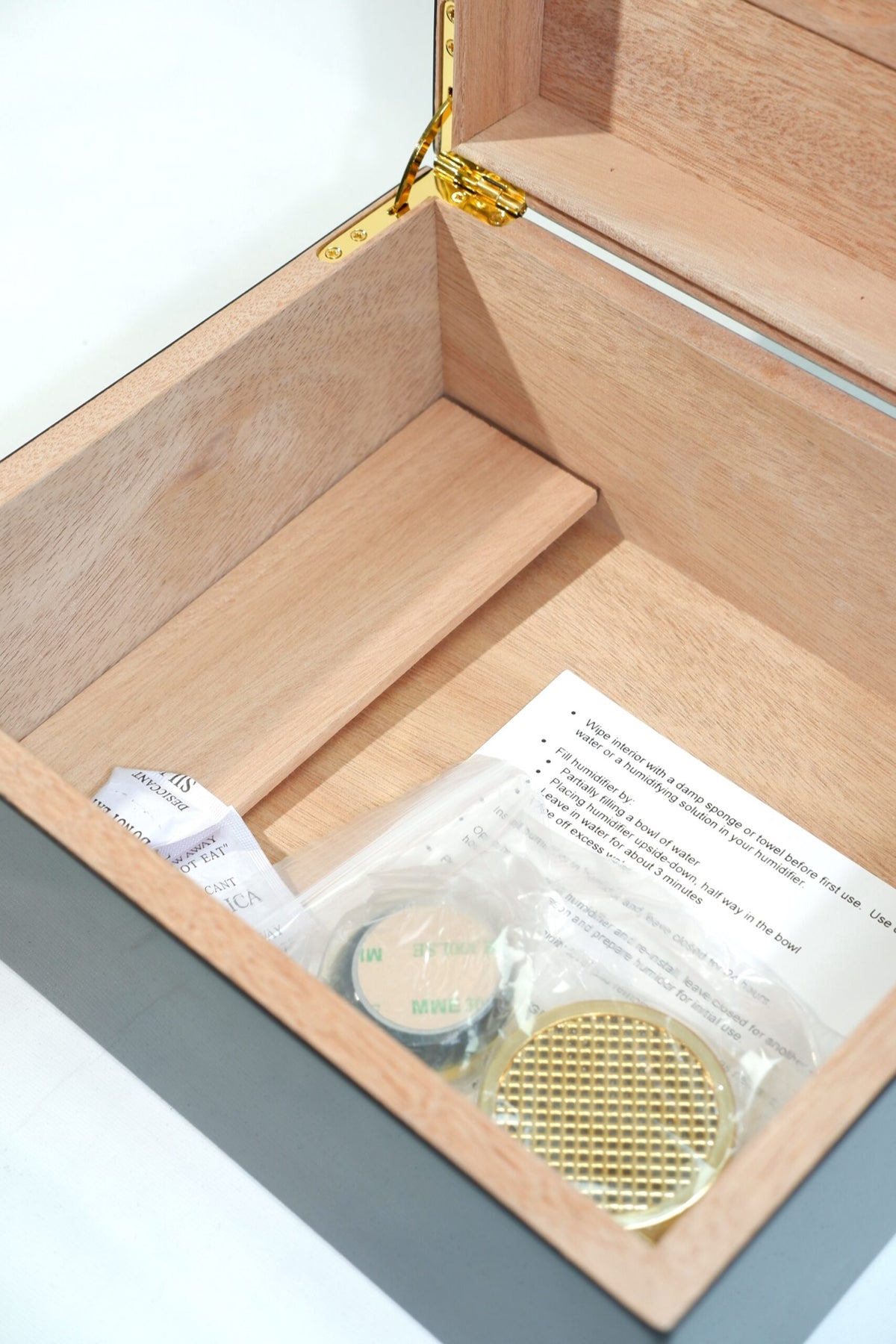 Cohiba Siyah İspanyol Sediri Puro Saklama Kutusu Humidor CHUM051 – yakından görünüm