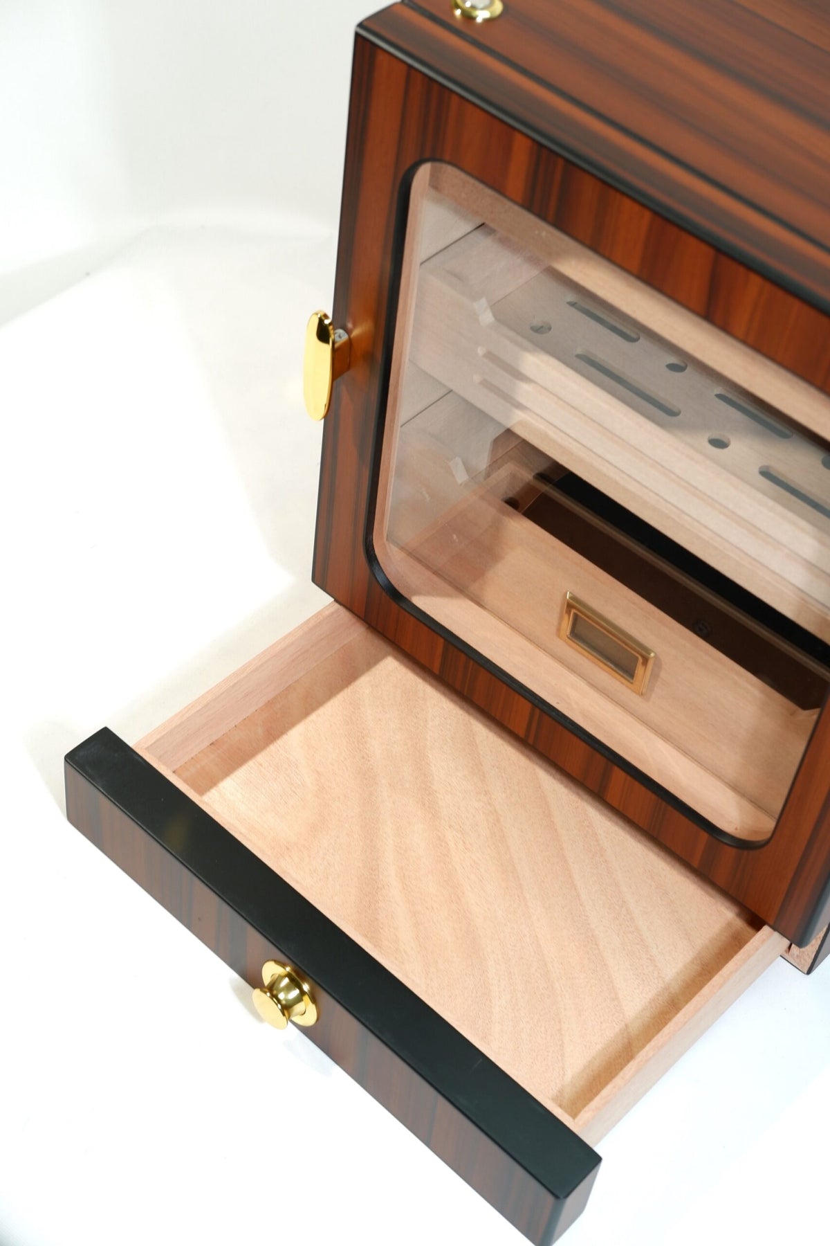 Parmida Kahverengi Gold Aksesuar Çekmeceli Camlı İçi Ledli Humidor Puro Kutusu Phum0261 – yan görünüm