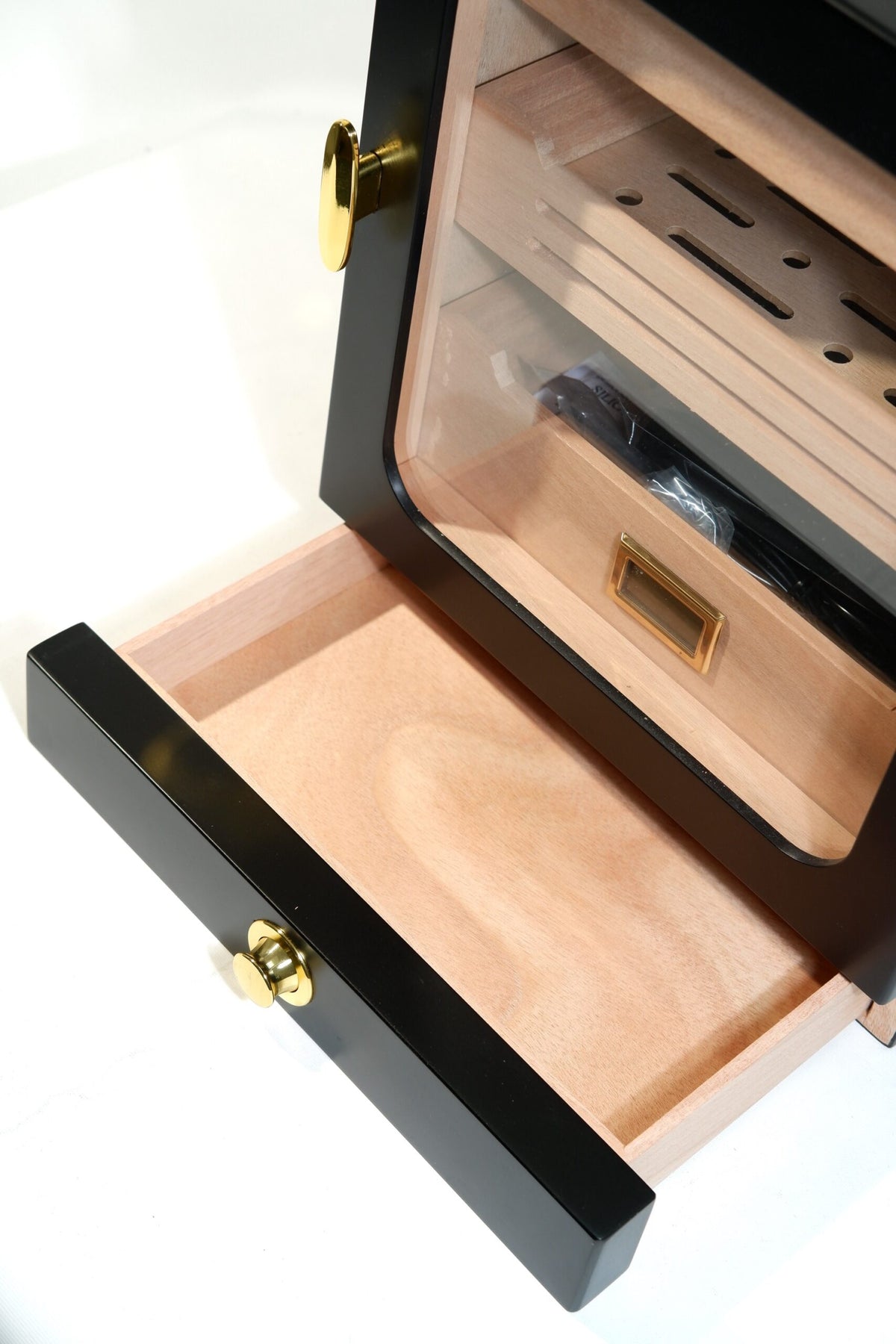 Parmida Siyah Gold Aksesuar Çekmeceli Camlı İçi Ledli Humidor Puro Kutusu Phum0262 – detay görünümü