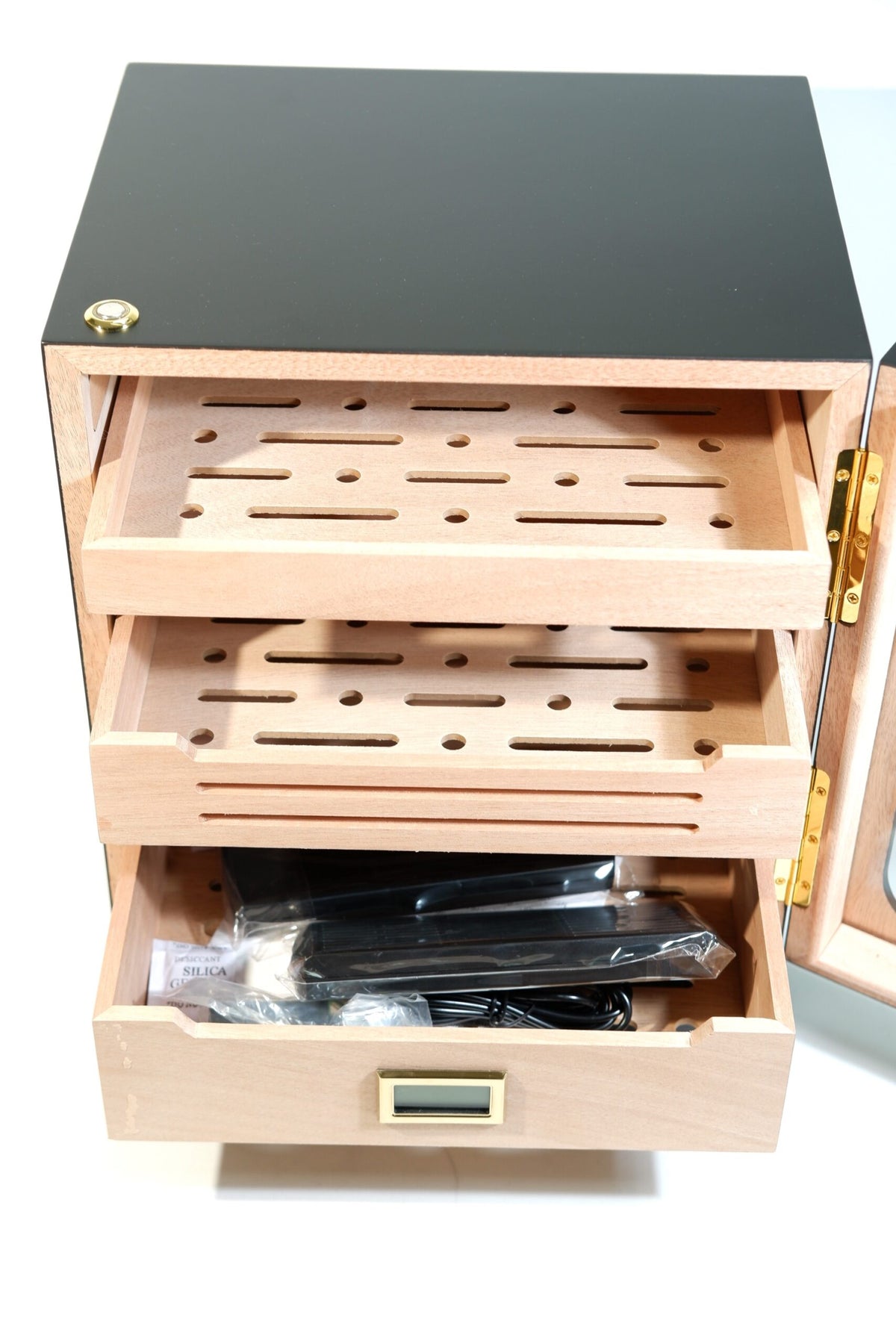 Parmida Siyah Gold Aksesuar Çekmeceli Camlı İçi Ledli Humidor Puro Kutusu Phum0262 – yakından görünüm
