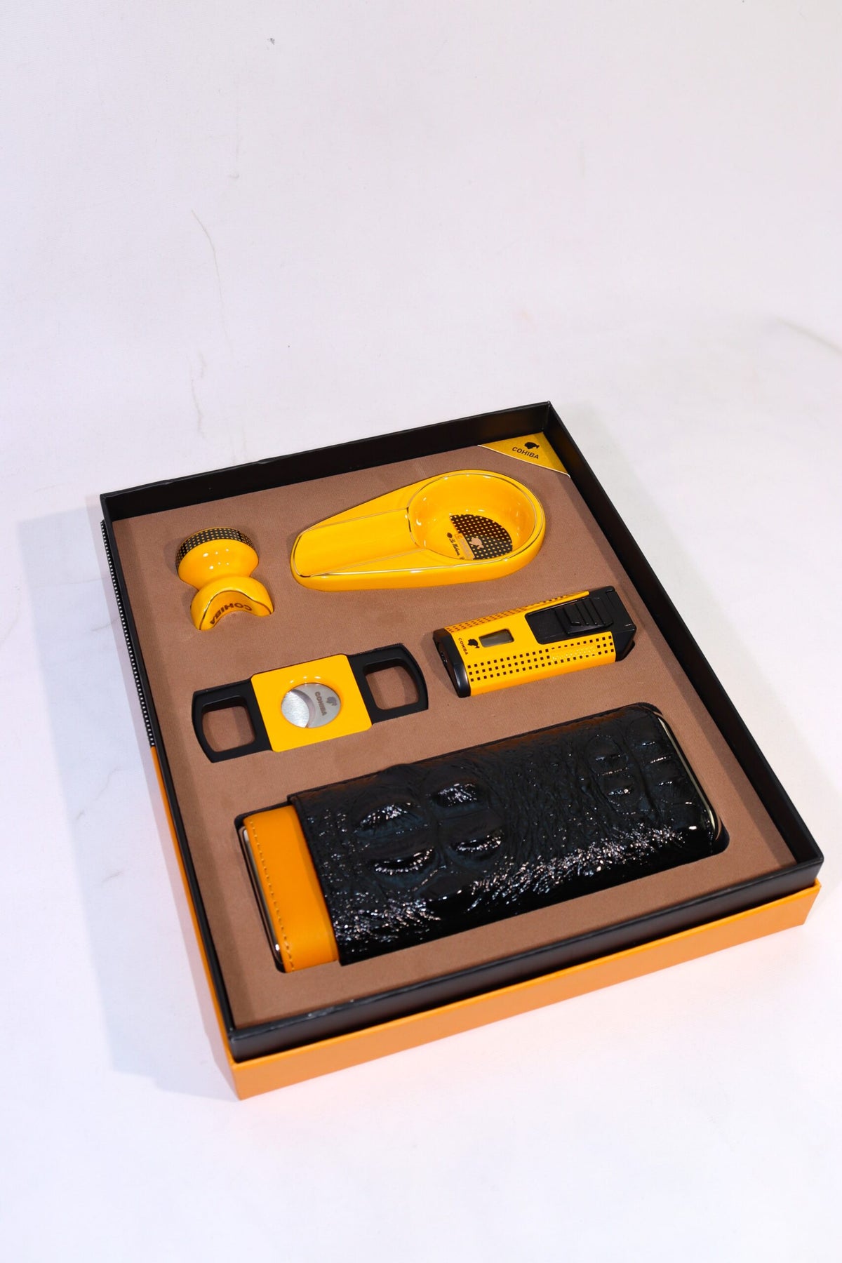 Cohiba Beşli Sarı Puro Seti CST0337 – yakından görünüm