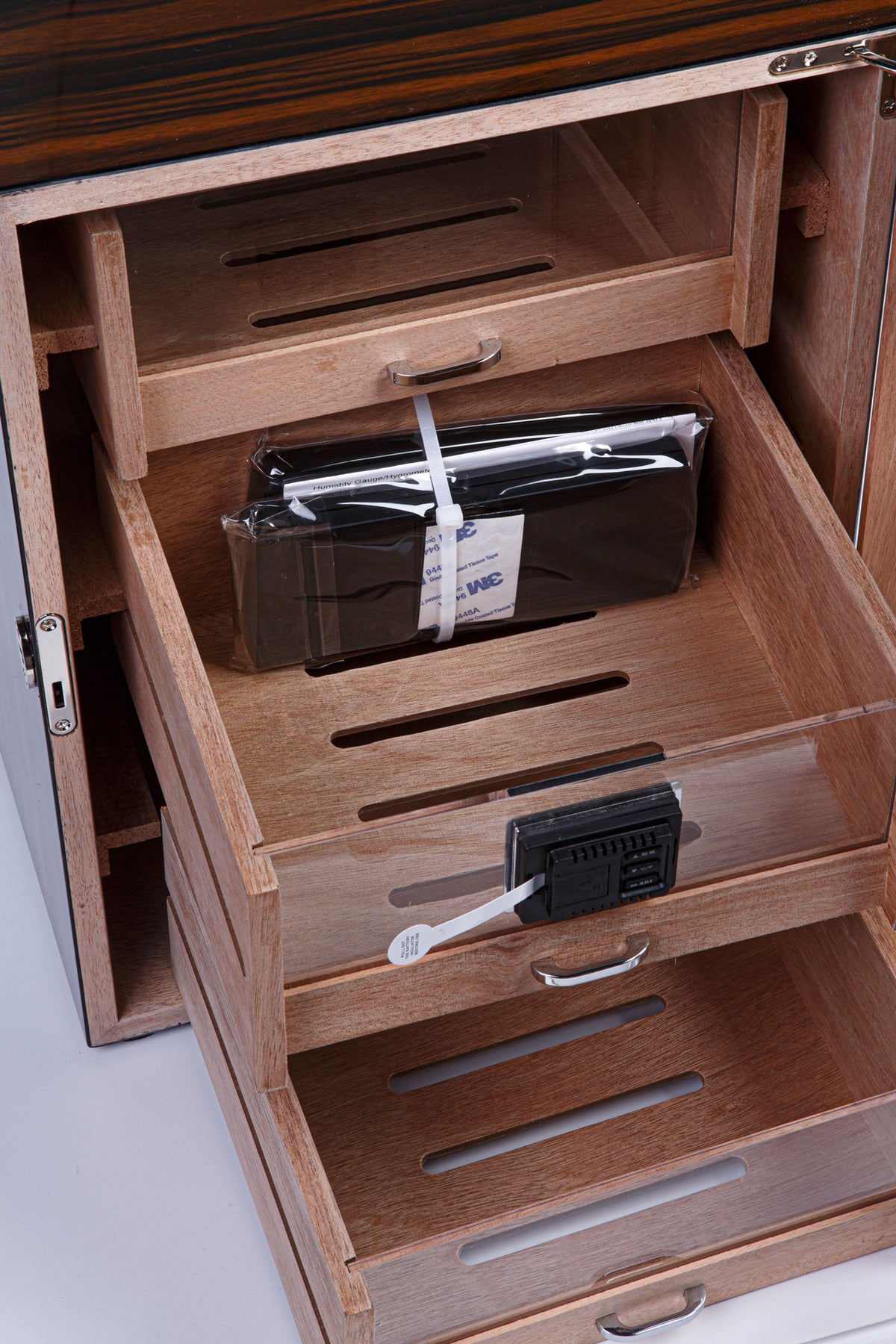 Parmida Ahşap 3 Raflı Sedir Ağacı Nemlendirici Humidor PHUM097 – detay görünümü